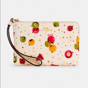 NWT Coach Corner Zip Wristlet with Ornament Print. Perfect gift.🎁